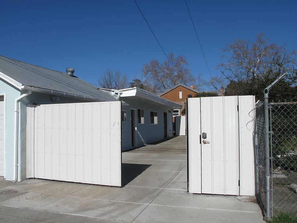 Private gate, can park 2 cars inside