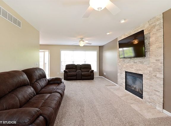 3rd image of 635 Yorkshire Dr