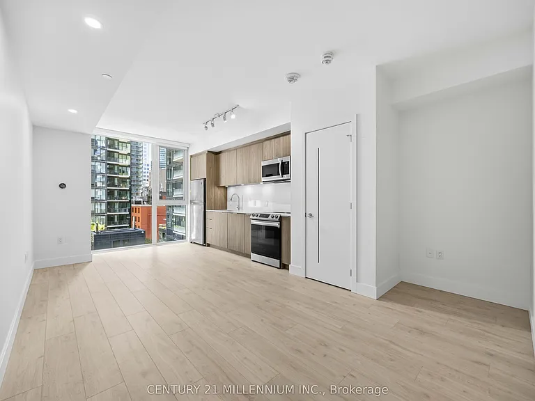 357 King St W #905 — Photo 6