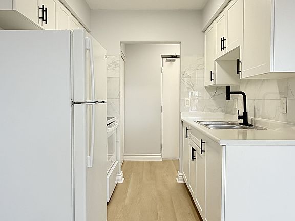4th image of 1071 McDougall St #402