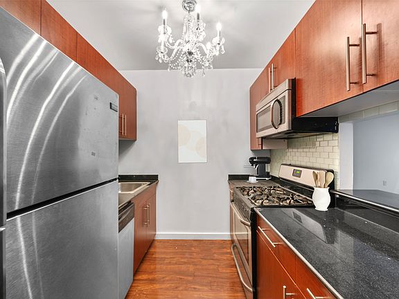 3rd image of 90 John St #1003