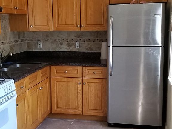 2nd image of 563 Jackson Ave #3