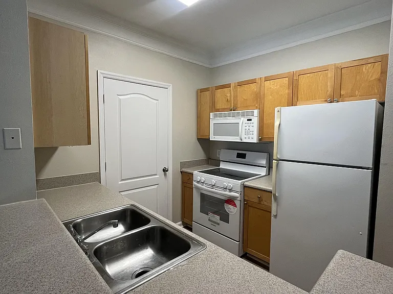 19920 Villa Ridge Dr #1-206 — Photo 3