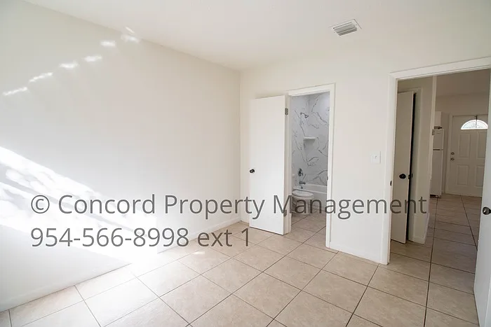 835 SW 4th St #3 — Photo 10