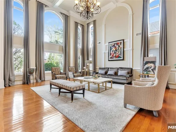 1115 Briar Way, Fort Lee, NJ 07024