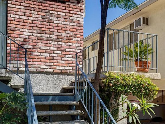 3rd image of 540 E Verdugo Ave