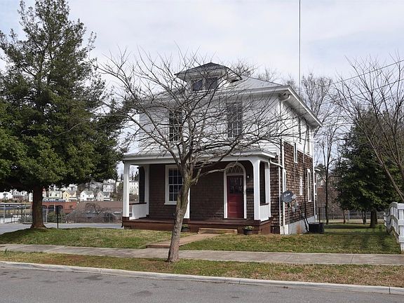 2nd image of 900 Craddock St