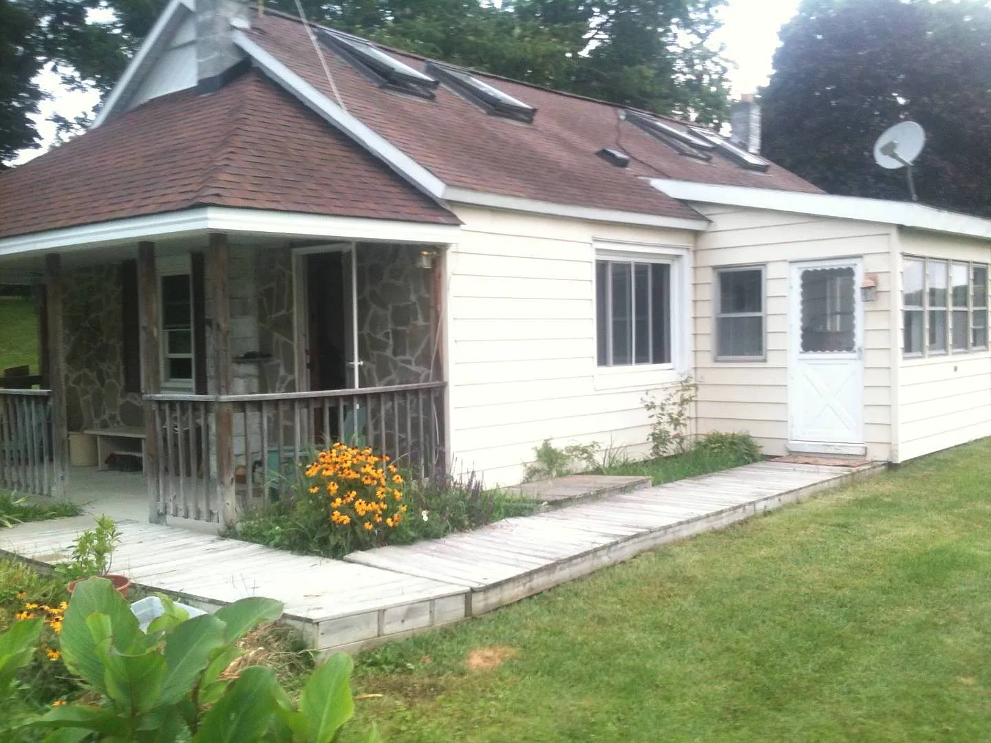 3 bed, 1.0 bath, 1200 sqft, $1,695 — Photo 2