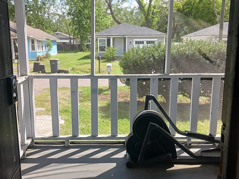 Can leave LR Door open to enjoy screened porch