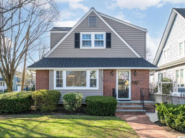 258 Crocus Avenue, Floral Park, NY 11001
