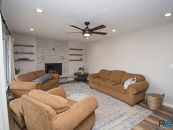 3rd image of 100 Ivy Ln
