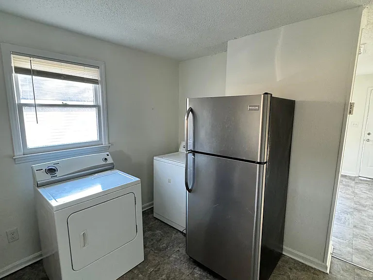 609 N Logan St — Photo 3