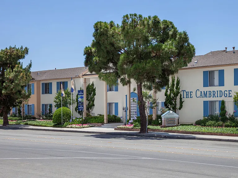 Cambridge Apartments — Photo 1