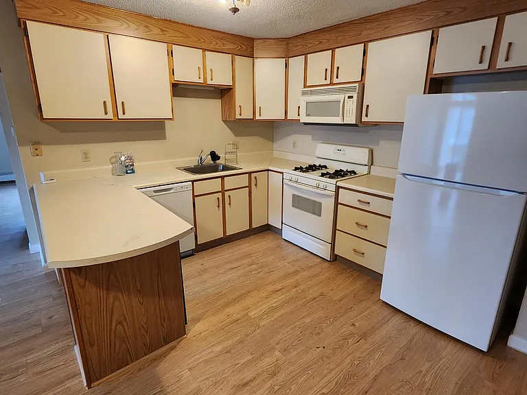 4 New Haven Dr #301 — Photo 3