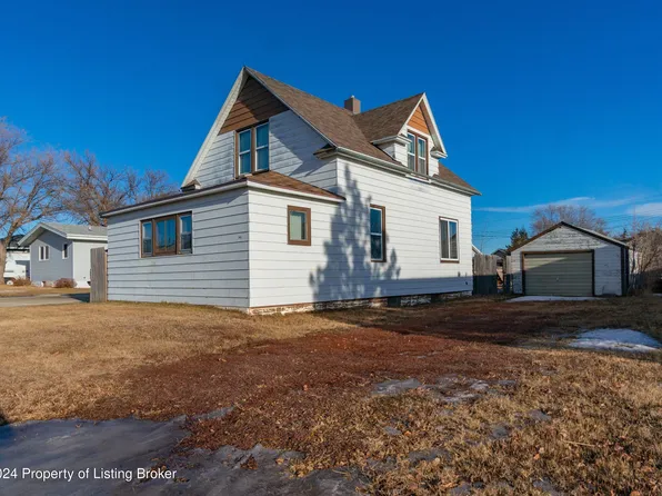 207 5th St N, Richardton, ND 58652