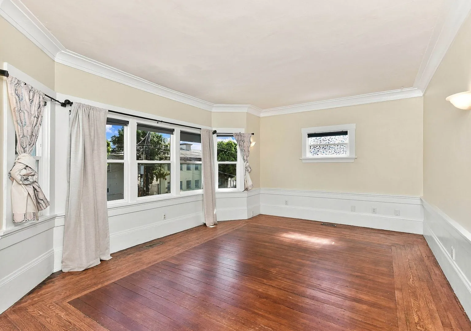 5727 - 5729 Shattuck Ave — Photo 4