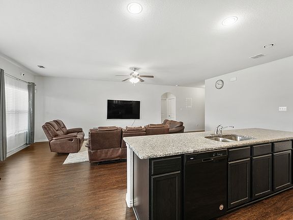 4th image of 513 Parkwood Dr