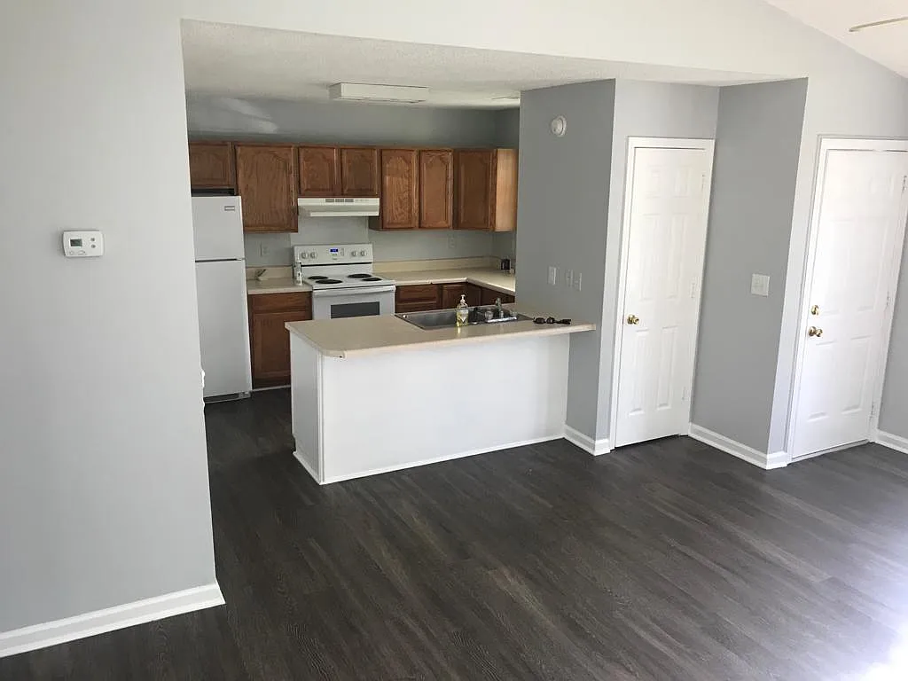 3 bed, 1212 sqft, $1,400 — Photo 2