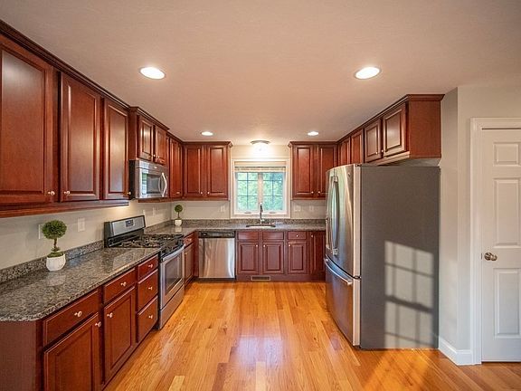 4th image of 14 Ellingwood Ave