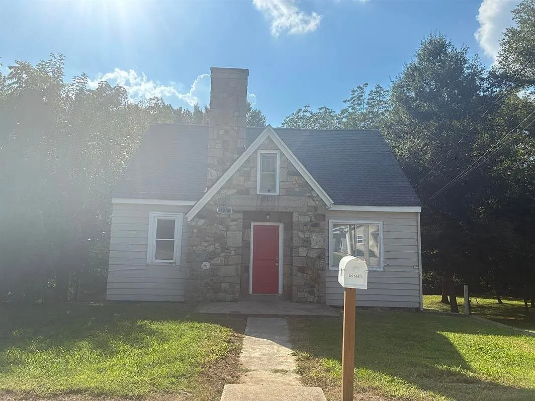1204 Asheboro St — Photo 1