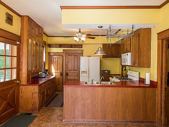 Large Kitchen, pine woodwork