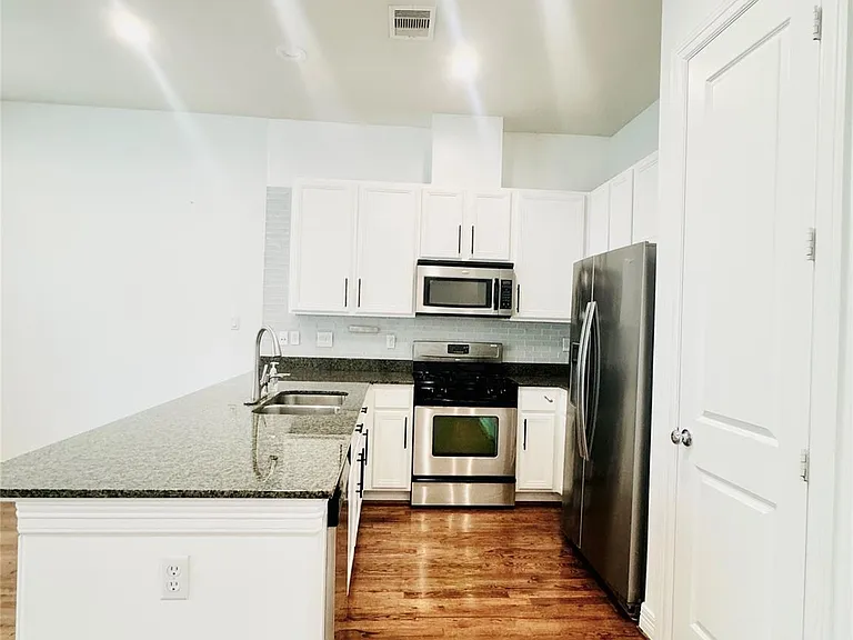 3846 Center St — Photo 2