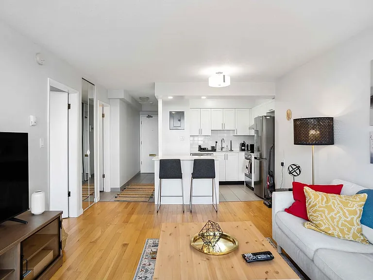 1251 Jervis St — Photo 56