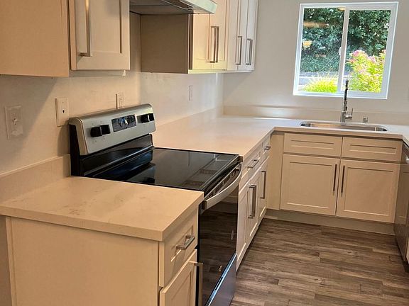 4th image of 1620 NE Pleasant St #102