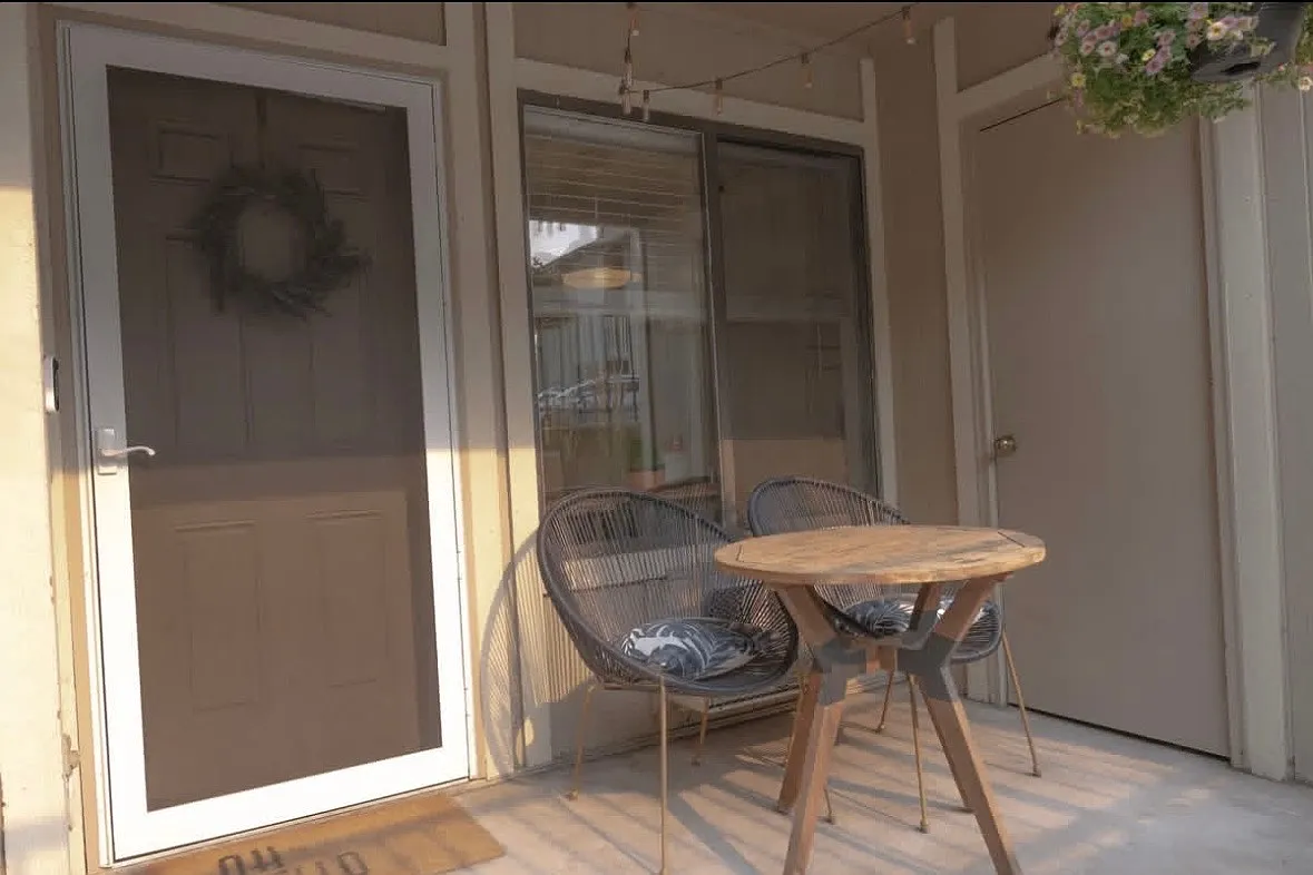 1209 W Plum St — Photo 2