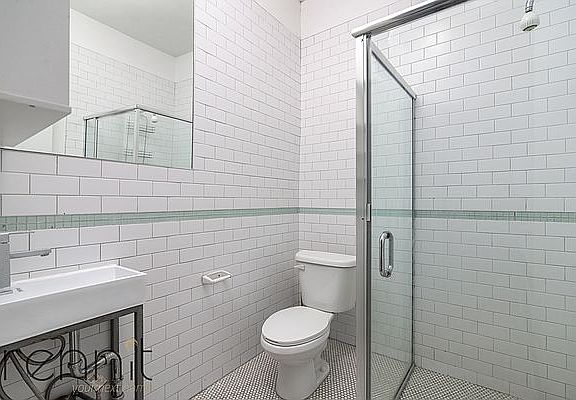 4th image of 1095 Putnam Ave #1B