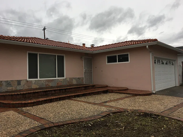 571 Gridley St — Photo 1