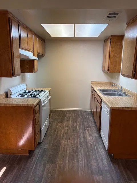 3 bed, 1.5 bath, 1100 sqft, $2,650 — Photo 2