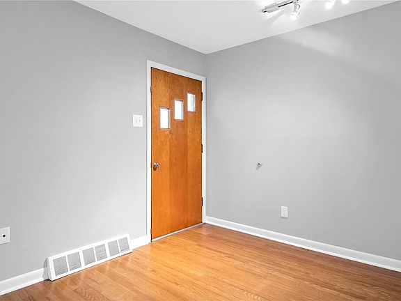 4th image of 403 Saint Antoine St