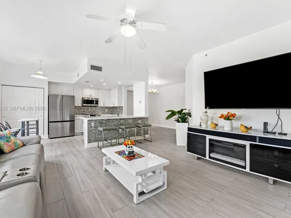 7715 Yardley Dr APT 303, Tamarac, FL 33321