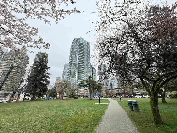 6463 Silver Ave #1703, Burnaby, BC V5H 2Y3