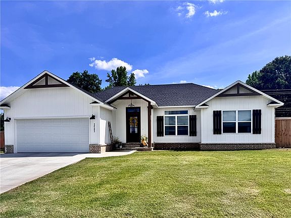 2nd image of 2405 Logan Ct