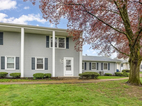 22 Falcon Ln W, Fairport, NY 14450