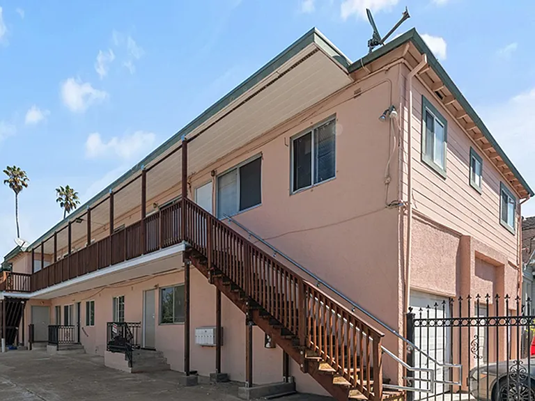 1217 Haskell St — Photo 1