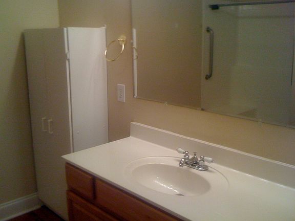 5th image of 400 Barton St S