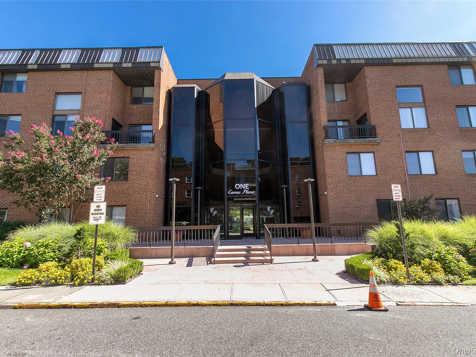 2 bed, 1.5 bath, 927 sqft, $3,700 — Photo 2