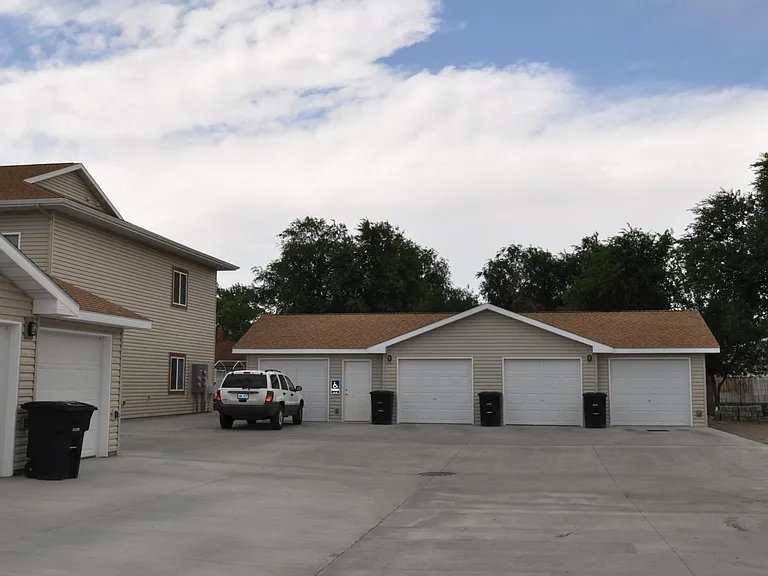 325 Lincoln Ln — Photo 6