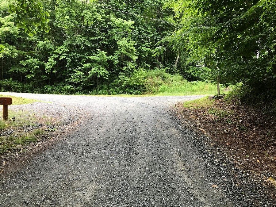 2nd image of 806 Willow Mountain Dr