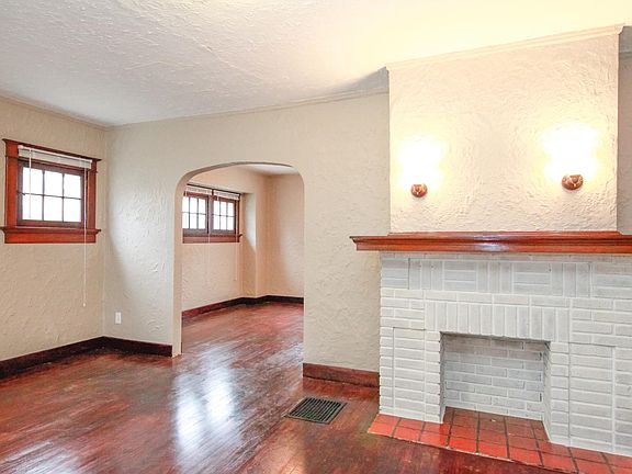 3rd image of 28 E Bruce Ave