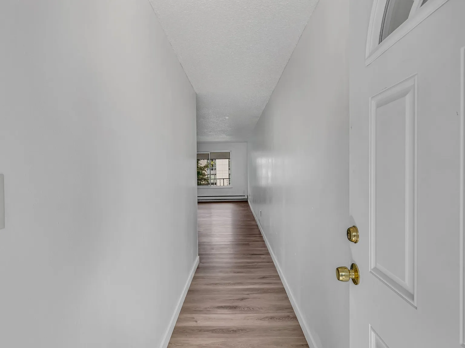 2 bed, 902 sqft, $1,800 — Photo 2
