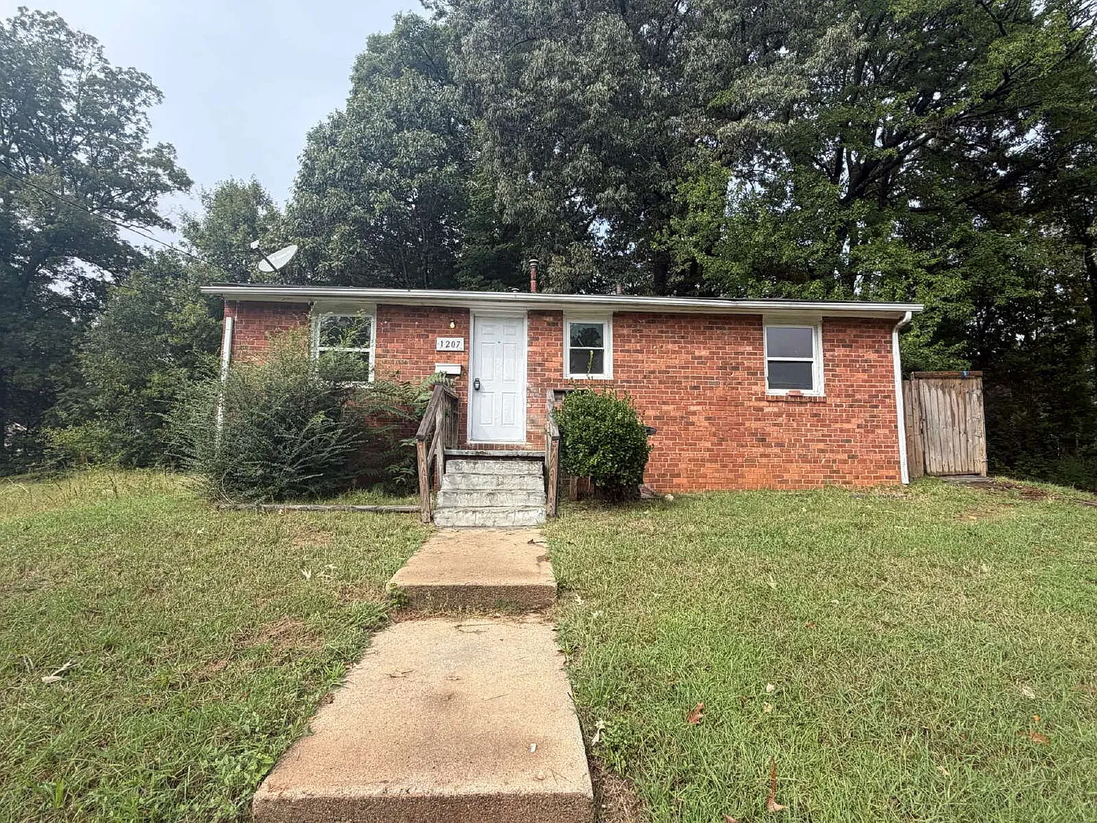 3 bed, 1.0 bath, 1008 sqft, $1,395 — Photo 1