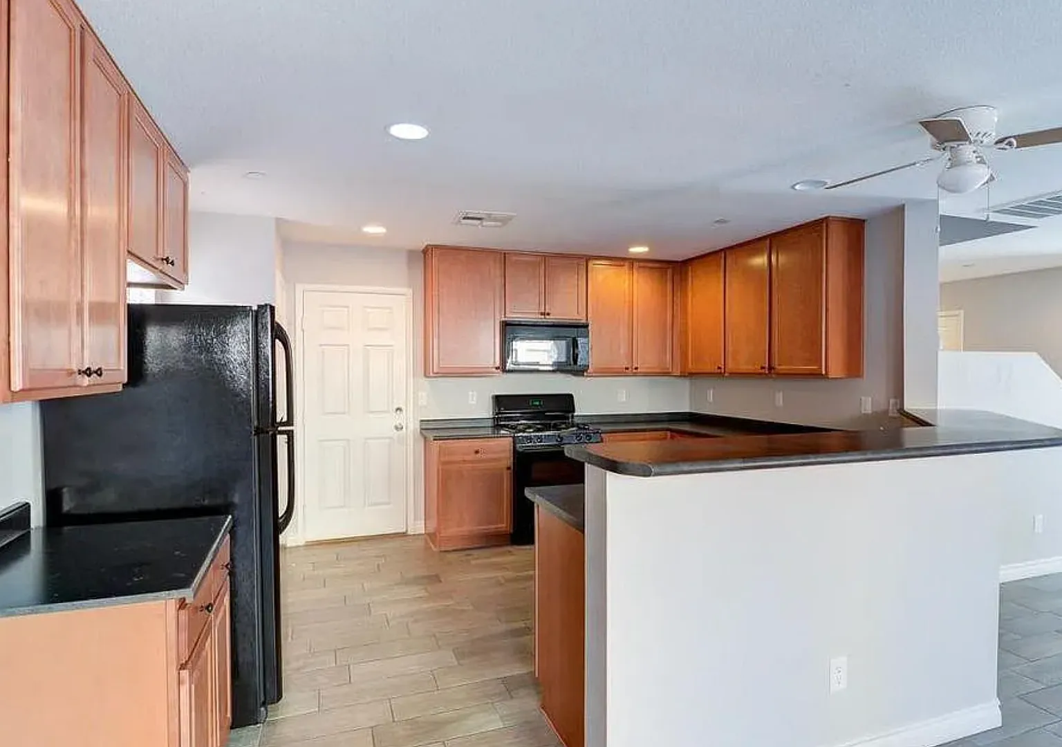 Beautiful 4 bedroom home in a gated community in Centennial Hills. — Photo 4