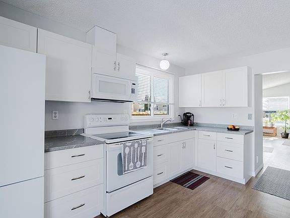 3rd image of 6 Kiniski Cres NW
