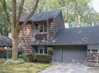 125 W Campus Ct, Wind Point, WI 53402