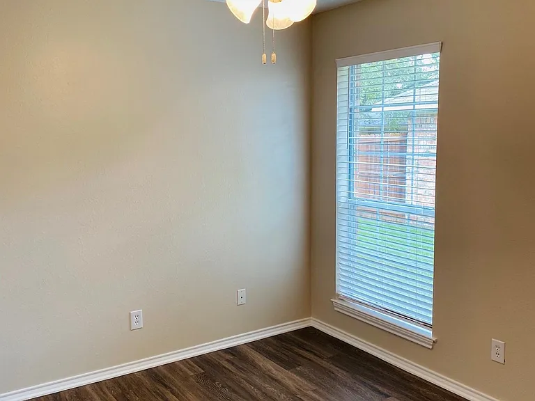 508 Cottage Ln — Photo 3