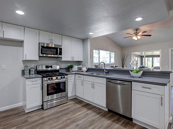 3rd image of 2060 Sequoia Dr
